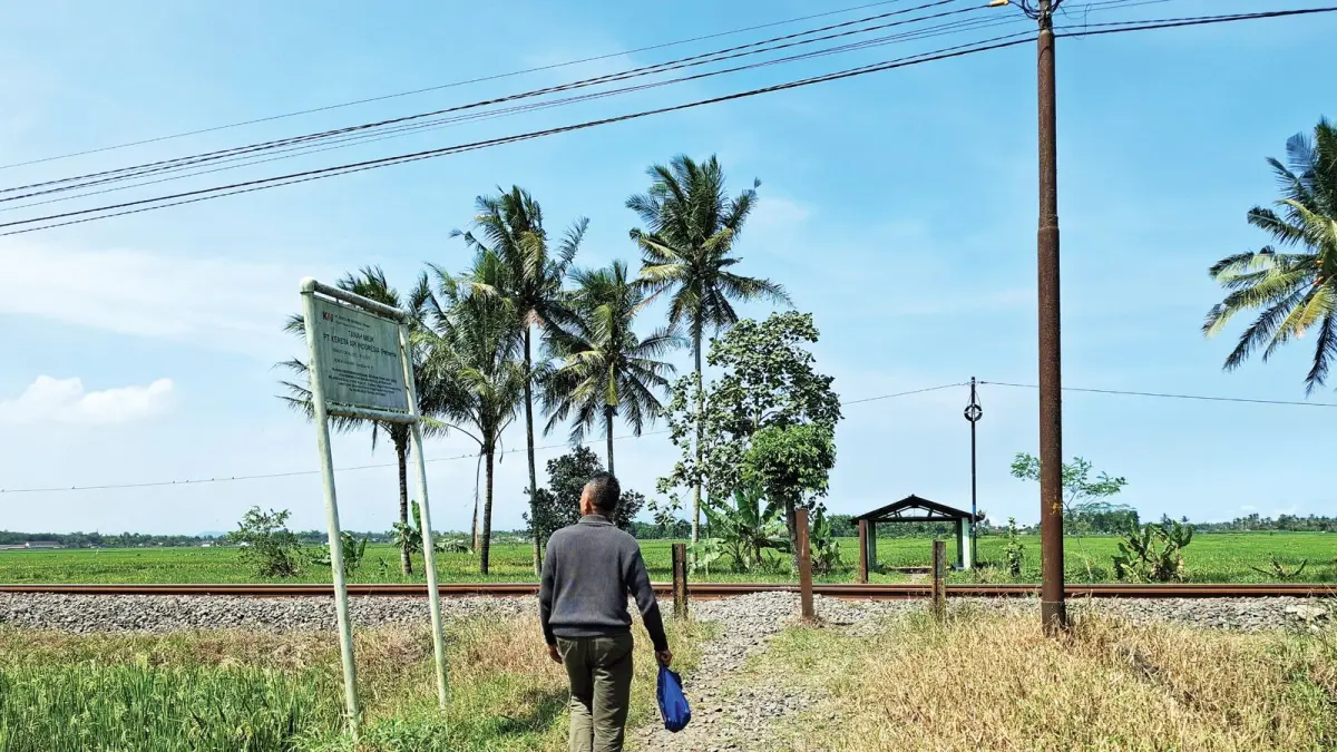 Seorang warga melewati JPL di Kampung Pepen, Desa Mojosari, Kecamatan Kepanjen kemarin. Perlintasan ini merupakan salah satu dari 17 JPL yang tidak aman.