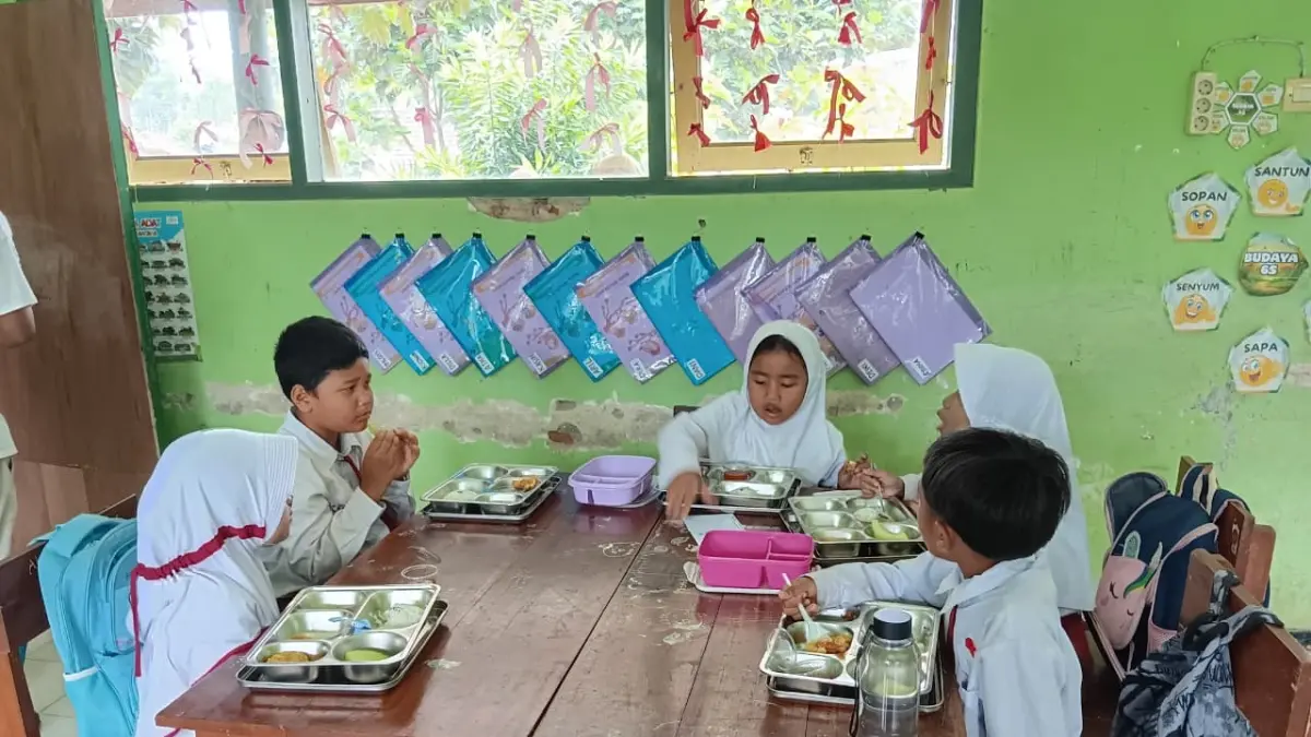 Siswa salah satu SD di Kecamatan Tumpang menyantap menu MBG yang dibagikan oleh SPPG beberapa waktu lalu. (Indah Mei Yunita/Radar Malang)