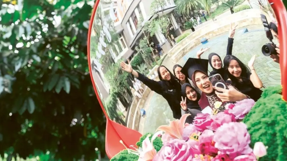 TRENDING: Mahasiswa Universitas Brawijaya (UB) berfoto memakai convex mirror untuk merayakan wisuda salah satu temannya. Foto: Pixie Dust