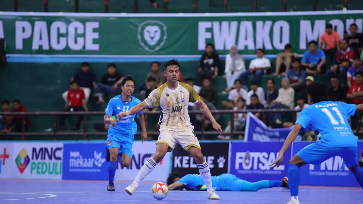 ABSEN BERLAGA: Anton Cahyo berusaha melewati lawan dalam laga PFL Series Makassar menghadapi Halus FC, beberapa waktu lalu. (foto: MO Unggul FC Malang)