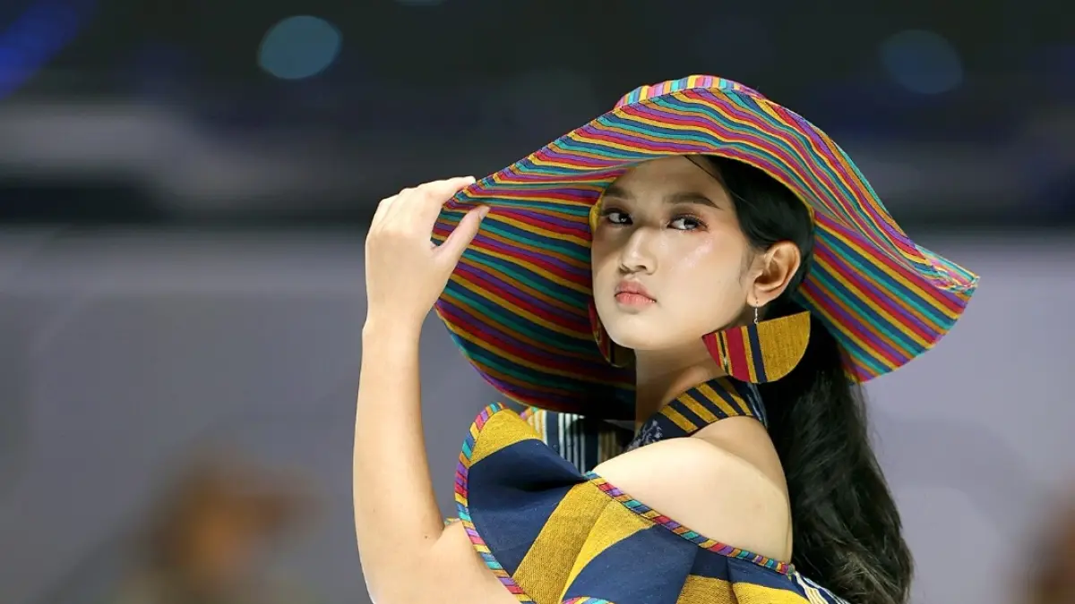 ANGGUN: Seorang model memeragakan gaun karya desainer Ona di ajang Asian Student Fashion Week (ASFW), Gedung Graha Cakrawala Universitas Negeri Malang kemarin (10/5). (Darmono/Radar Malang)