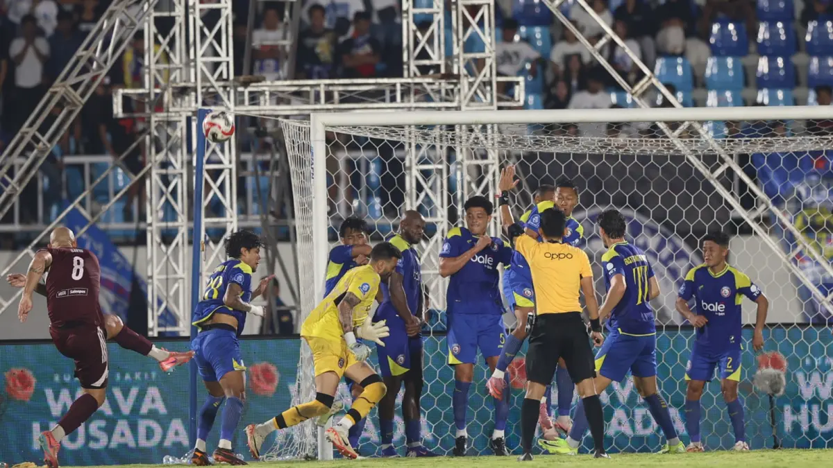 BENTENG SOLID: Pemain Arema FC membuat pagar betis di area gawang untuk menghalau tendangan gelandang PSM Makassar Savio Roberto. (foto: Darmono)