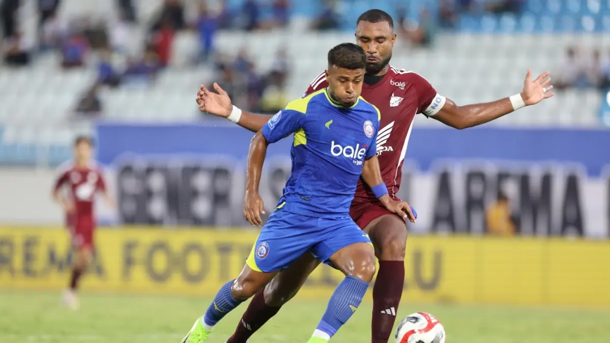 BERADAPTASI GAYA BERMAIN: Winger Arema FC Gabriel Silva berhasil melewati Center Back PSM Makassar Yuran Fernandes dalam laga BRI Super League di Stadion Kanjuruhan, pada 9 Mei. (Foto: Darmono/Radar Malang)