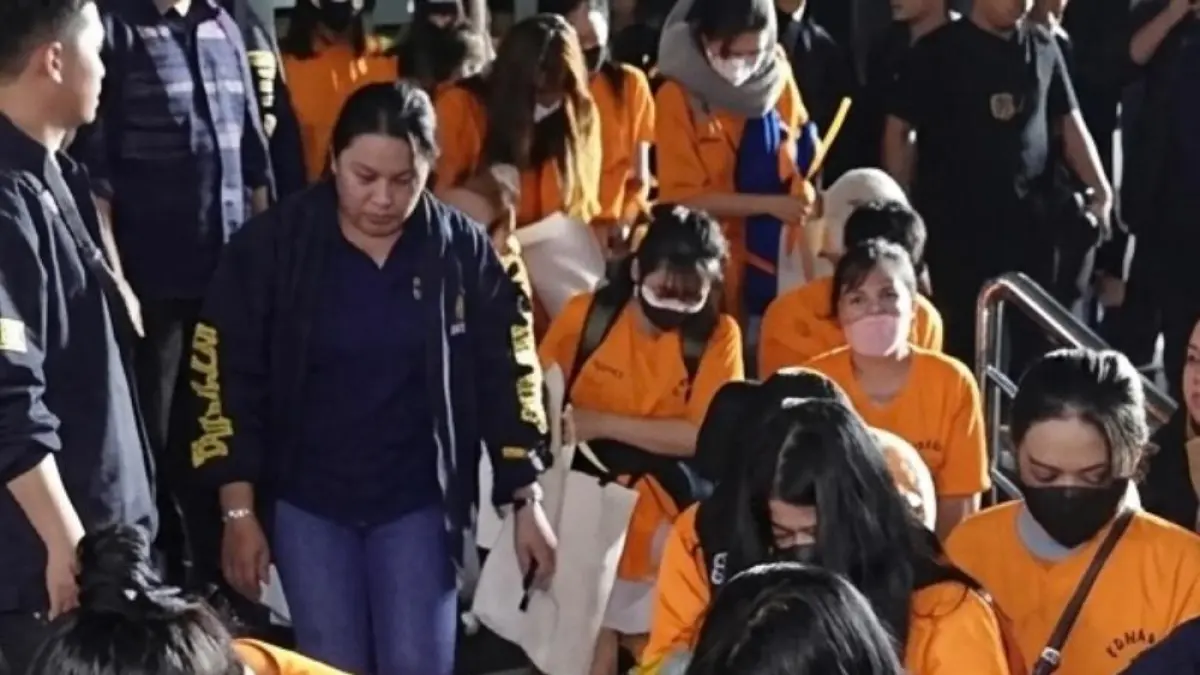 BERHASIL DIRINGKUS: 320 WNA dan 1 WNI sindikat judi online di Hayam Wuruk, Jakarta Barat digiring ke rudenim dengan pengawalan Brimob bersenjata lengkap. (Sumber: Istimewa)
