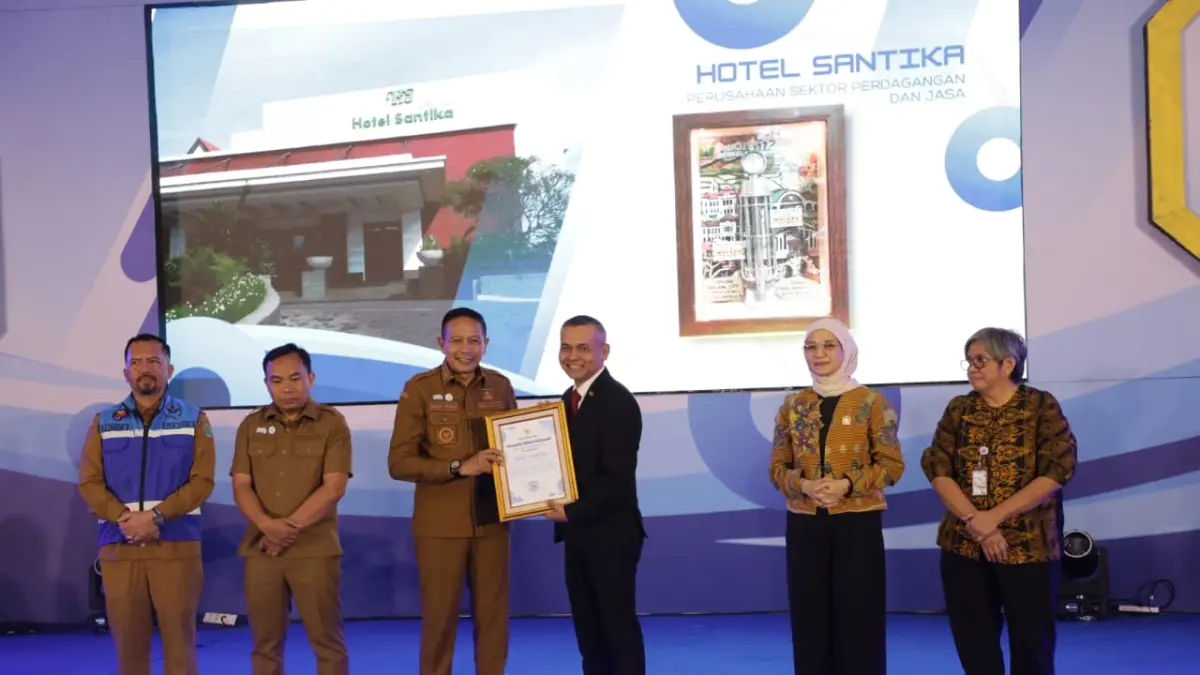 DEDIKASI: Hotel Santika Premiere Malang menerima piagam penghargaan yang diserahkan langsung oleh Wali Kota Malang Wahyu Hidayat.