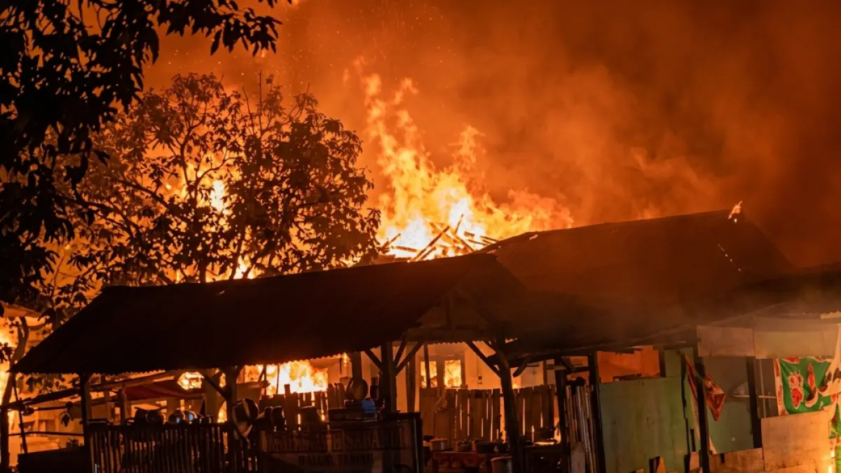DIBAKAS MASSA: Massa Mengamuk di Mesuji Lampung, Bakar Fasilitas Ponpes Milik Terduga Pelaku Asusila. (Sumber: Istimewa)