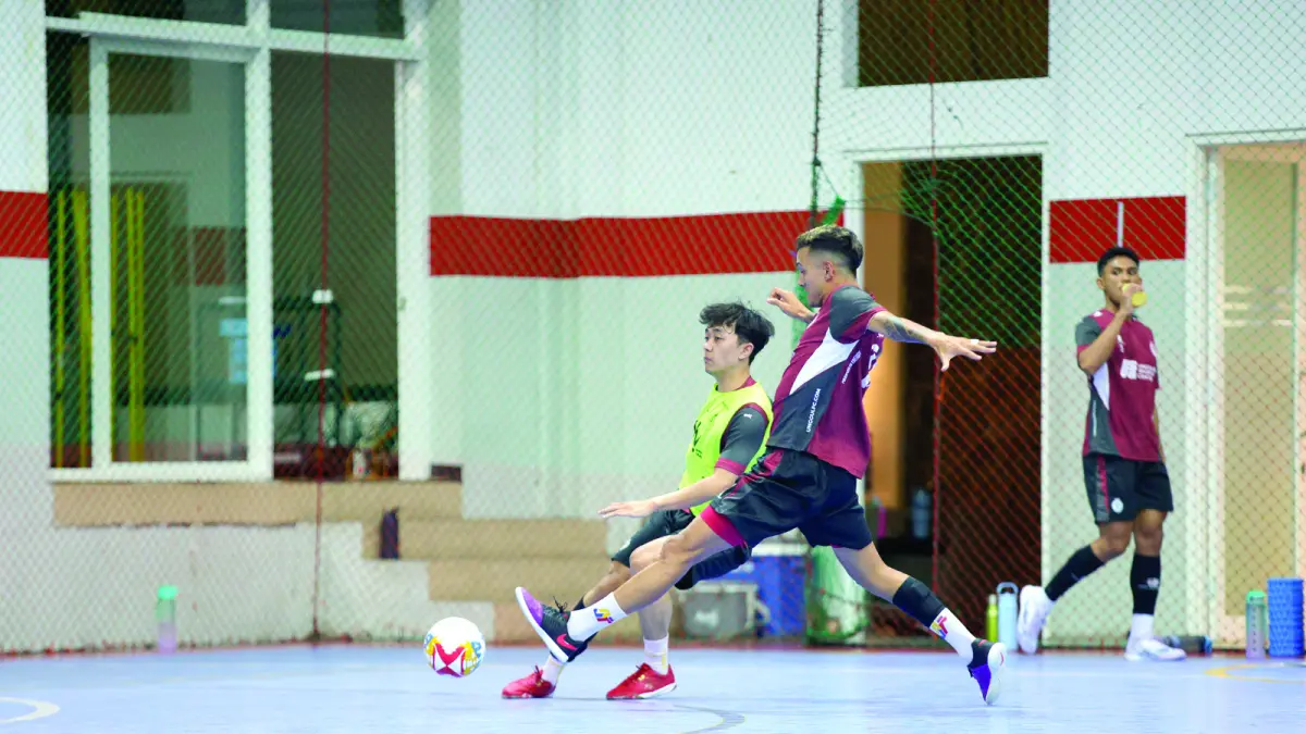 ENGGAN TERLENA: Adam Ahlan (kiri) melepaskan umpan dalam sesi latihan Unggul FC Malang di Unggul Sports Center, beberapa waktu lalu. (Foto: MO Arema FC)