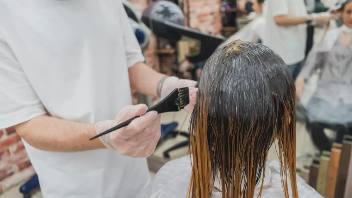 Ingin Ganti Look? Coba Rekomendasi Warna Cat Rambut Ini (Source: Pexels/@Maria Geller)