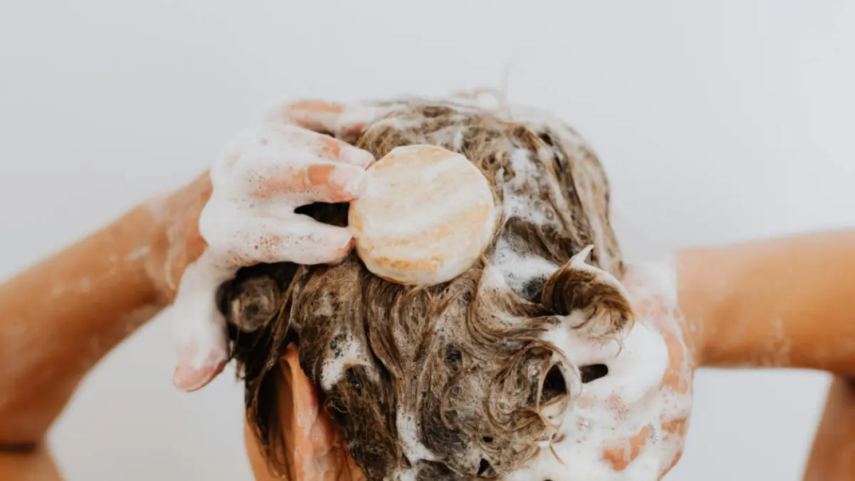 Kulit Kepala Gatal karena Ketombe? 5 Rekomendasi Sampo Lokal untuk Mengatasinya (Source: Pexels/@www.kaboompics.com)
