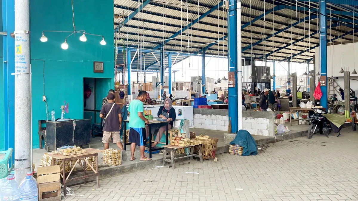 LEBIH NYAMAN DI TEMPAT BARU: Sejumlah pedagang di Pasar Induk Gadang (PIG) masih beroperasi sampai kemarin siang. Mereka mengakui adanya penurunan omzet sejak direlokasi. (ANDIKA SATRIA PERDANA / RADAR MALANG)