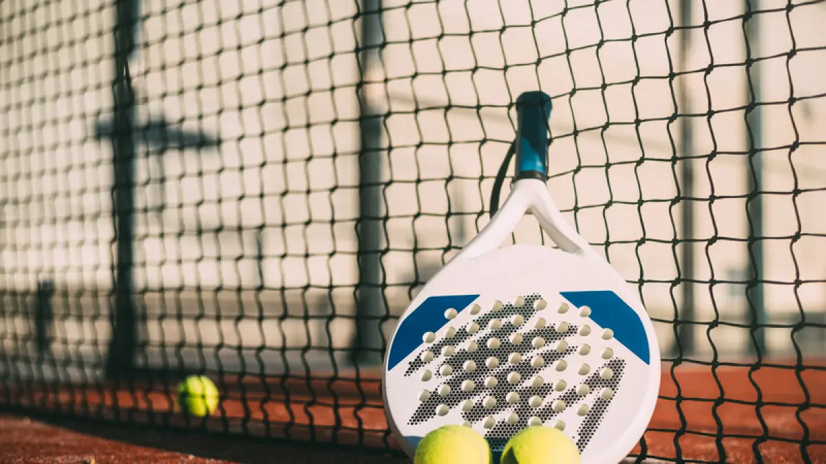 Padel semakin diminati sebagai olahraga modern yang sehat dan interaktif. (Freepik)