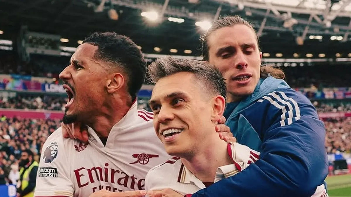 PEMBEDA: Leandro Trossard (tengah) saat merayakan gol kemenangan Arsenal saat melawan West Ham United, dini hari tadi (11/5).