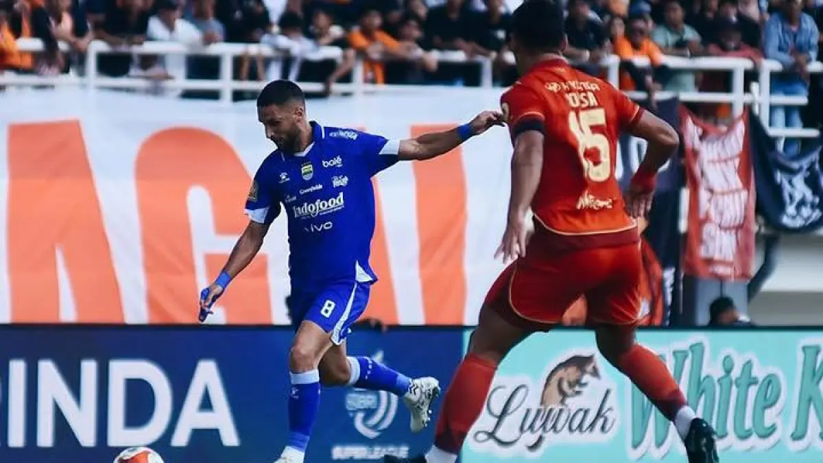 Persib Bandung taklukkan Persija Jakarta 2-1 di pekan ke-32 BRI Super League 2025/2026, Minggu (10/5). Dua gol kemenangan Maung Bandung kokoh di puncak klasemen. (Instagram @persib)