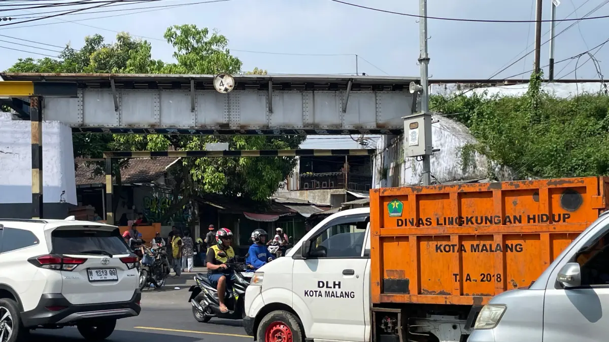 RASAKAN DAMPAK: Salah satu armada pengangkut sampah yang dikelola DLH Kota Malang melintas di Jalan Gatot Subroto, kemarin. (foto: Andika Satria/Radar Malang)