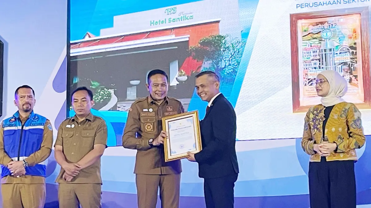 SEMUA HARUS BERPERAN: Wali Kota Malang Wahyu Hidayat (tiga dari kiri) memberikan penghargaan kepada perwakilan Hotel Santika sebagai pelaku uasaha pendukung Adipura. (ANDIKA SATRIA PERDANA / RADAR MALANG)