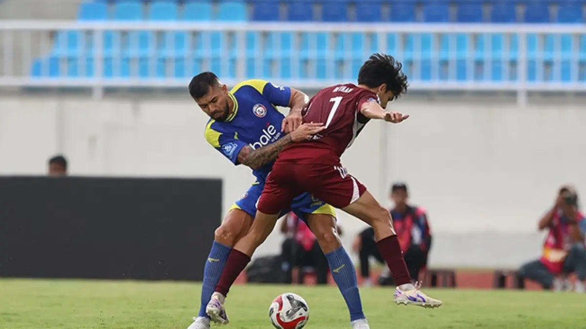 TERMOTIVASI: Julian Guevara (kiri) menghadang pemain PSM Makassar Victor Dethan dalam laga BRI Super League pekan ke-32 di Stadion Kanjuruhan, 9 Mei lalu. (foto: Darmono)