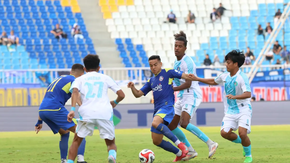 TIDAK BERSANTAI: Valdeci Moreira (tengah) berusaha lepas dari penjagaan pemain PSBS Biak dalam laga BRI Super League putaran pertama di Stadion Kanjuruhan. (foto: Darmono/Radar Malang)