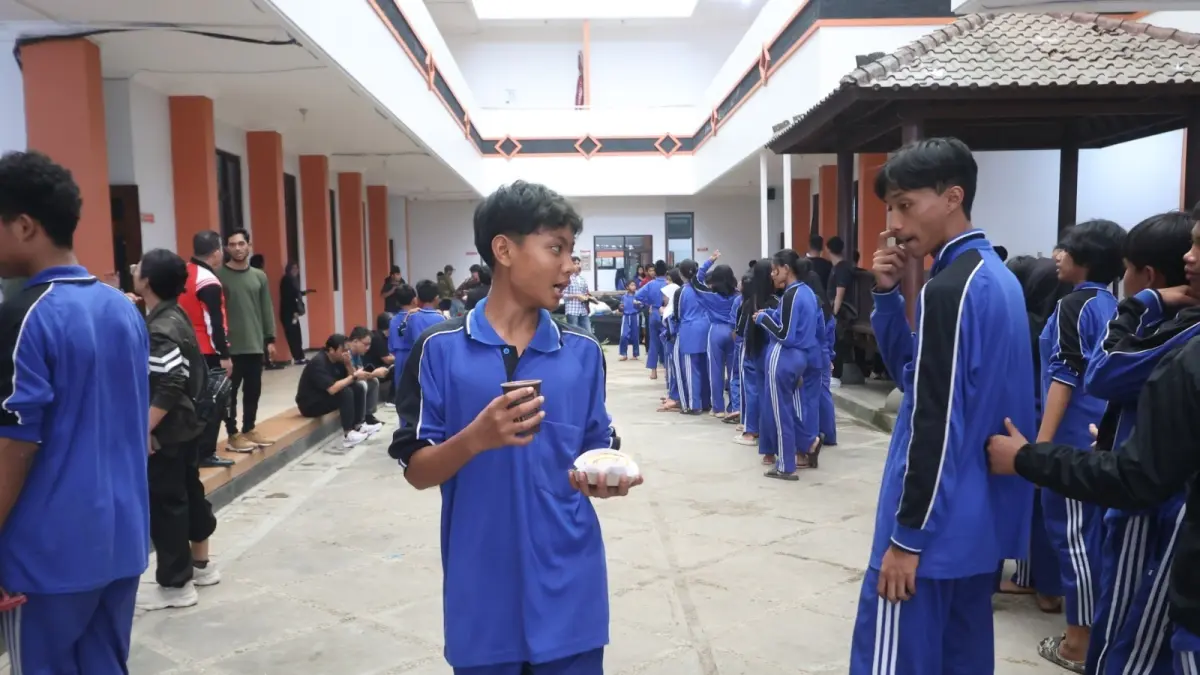 WAIT AND SEE: Para siswa SMRP 16 Malang mengatre makan siang. Tahun ajaran baru di Sekolah Rakyat Menengah Pertama (SRMP) 16 dimulai bulan Juli mendatang. (foto:Darmono)