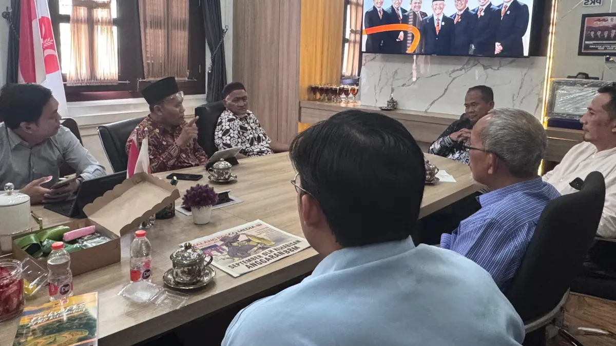 Warga Sawojajar melakukan hearing dengan anggota Komisi A DPRD Kota Malang Rokhmad untuk menyelesaikan peredaran miras. (Fraksi PKS DPRD Kota Malang)