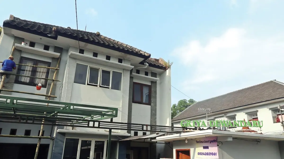 BANYAK PILIHAN: Salah satu rumah kos eksklusif di Kecamatan Lowokwaru bersiap menyambut musim mahasiswa baru (maba). (DARMONO/RADAR MALANG)
