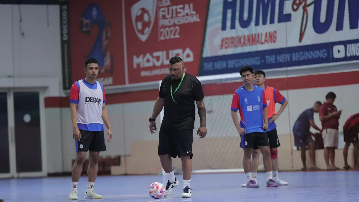 BIDIK KEMENENGAN: Pelatih Kepala Unggul FC Malang Andre Brocanelo (tengah) memberikan contoh pergerakan pemain dalam sesi latihan tim di Unggul Sports Center, beberapa waktu lalu. (foto: MO Unggul FC Malang)