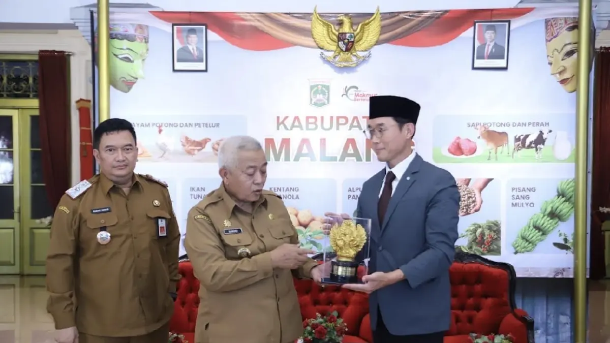 Bupati Malang Sanusi menyerahkan cenderamata untuk delegasi Korea Selatan. (Prokopim Kabupaten Malang)