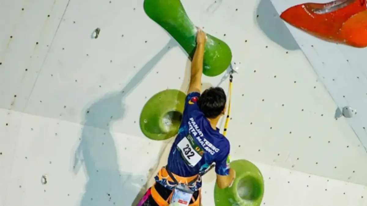 FOKUS BERLAGA: Atlet Panjang Tebing Kota Malang Yehezkiel El Gibbor (kanan) meraih medali emas di kategori Lead U-17 putra dan emas Boulder U-17 Putra di Wall Climbing Pengprov Jatim, Surabaya, Minggu lalu (10/5). (foto: FPTI Kota Malang)