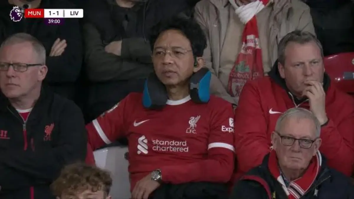 Foto salah satu warganet yang diedit menonton pertandingan sepak bola antara Manchester United vs Liverpool menggunakan AI.  (Istimewa)