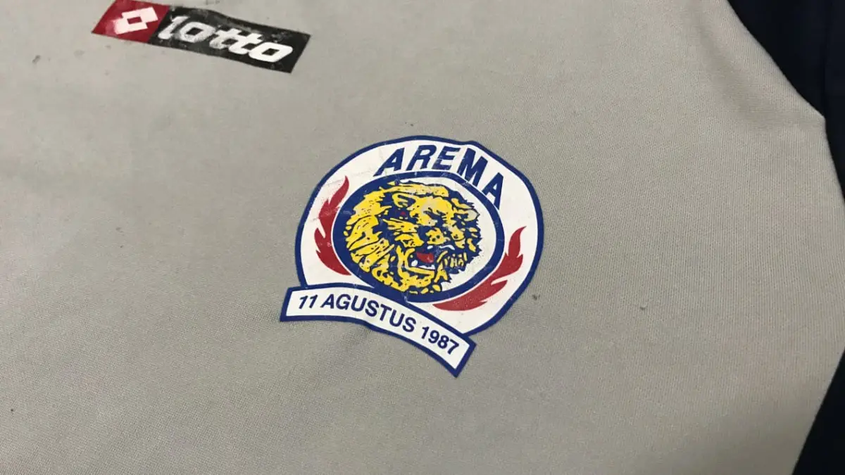 Jersey Arema memakai logo singa bertindik. (Aditya Novrian/Radar Malang)
