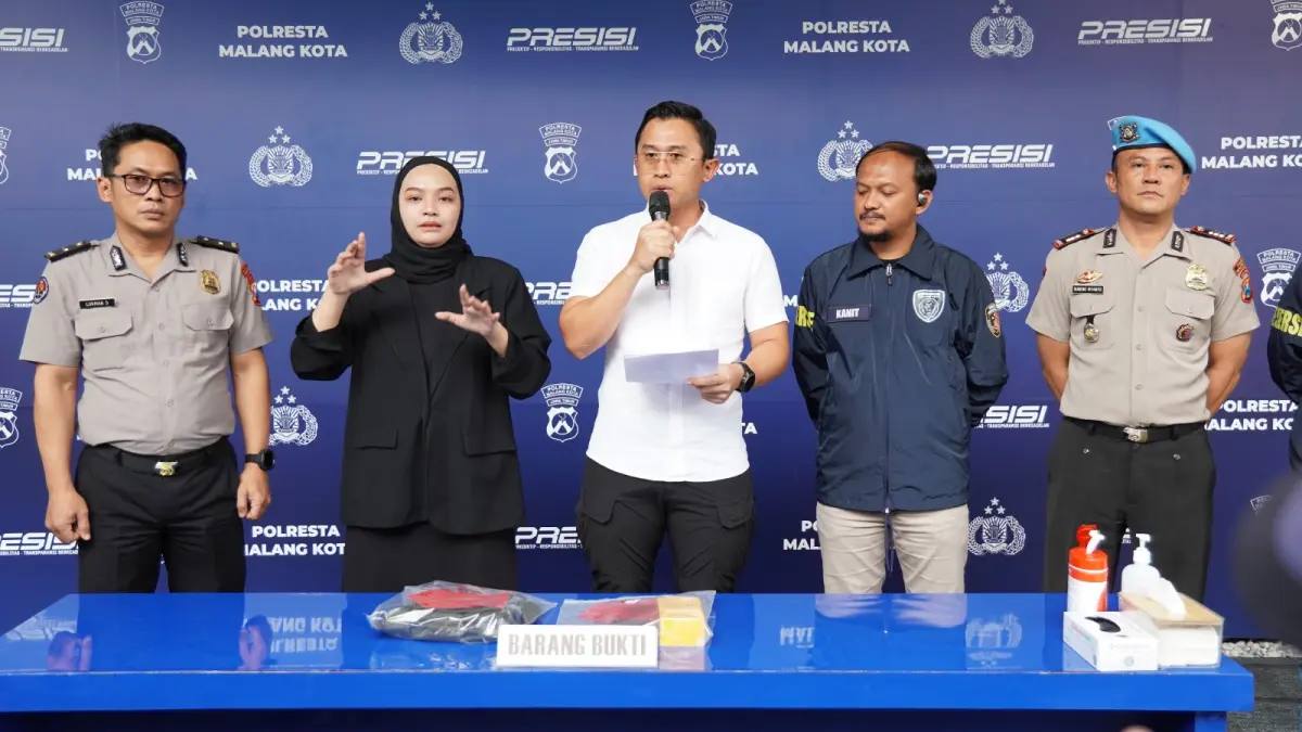 Kasat Reskrim Polresta Malang Kota AKP Rakhmad Aji Prabowo (tengah) menjelaskan modus empat tersangka pencopetan hp di konser Slank kepada awak media, Senin (11/5). (Nabila Amelia/Radar Malang) 