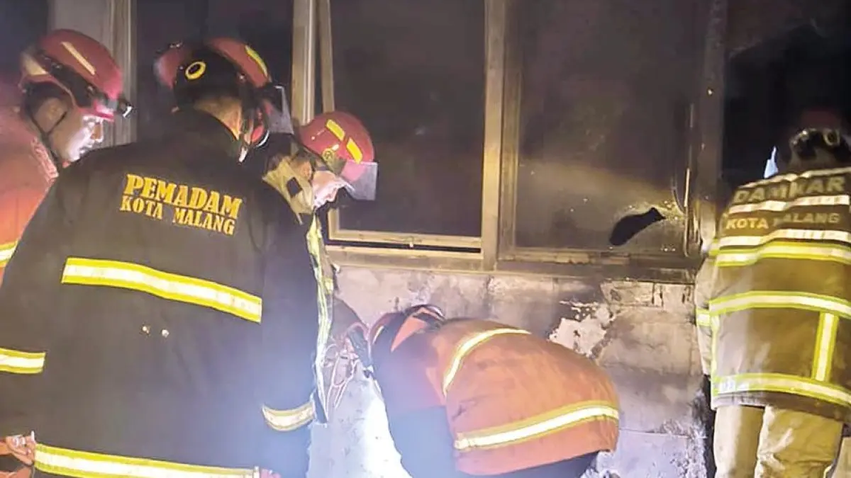 KORSLETING: Petugas Damkar Kota Malang memeriksa area di Laboratorium Motor Listrik Jurusan Teknik Mesin (JTM) Polinema yang terbakar pada Senin malam (11/5). (UPT Pemadam Kebakaran Kota Malang for Radar Malang)