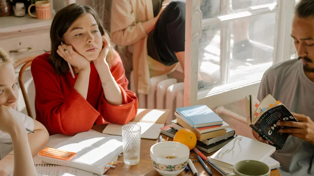 Membaca ulang catatan buku berkali-kali menciptakan ilusi kompetensi. (Foto: Pexels)