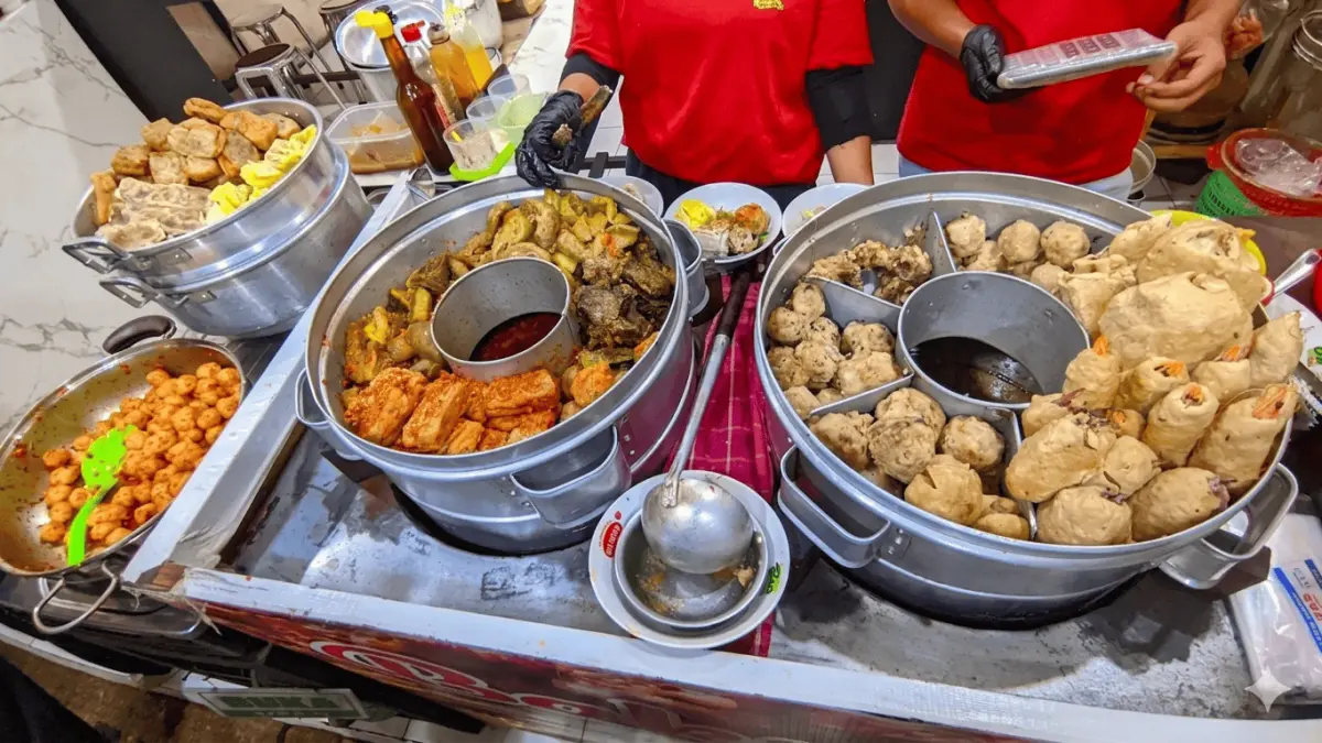 Pedagang bakso djenggot sedang menyajikan makanan. (Fadillah / Google Maps)