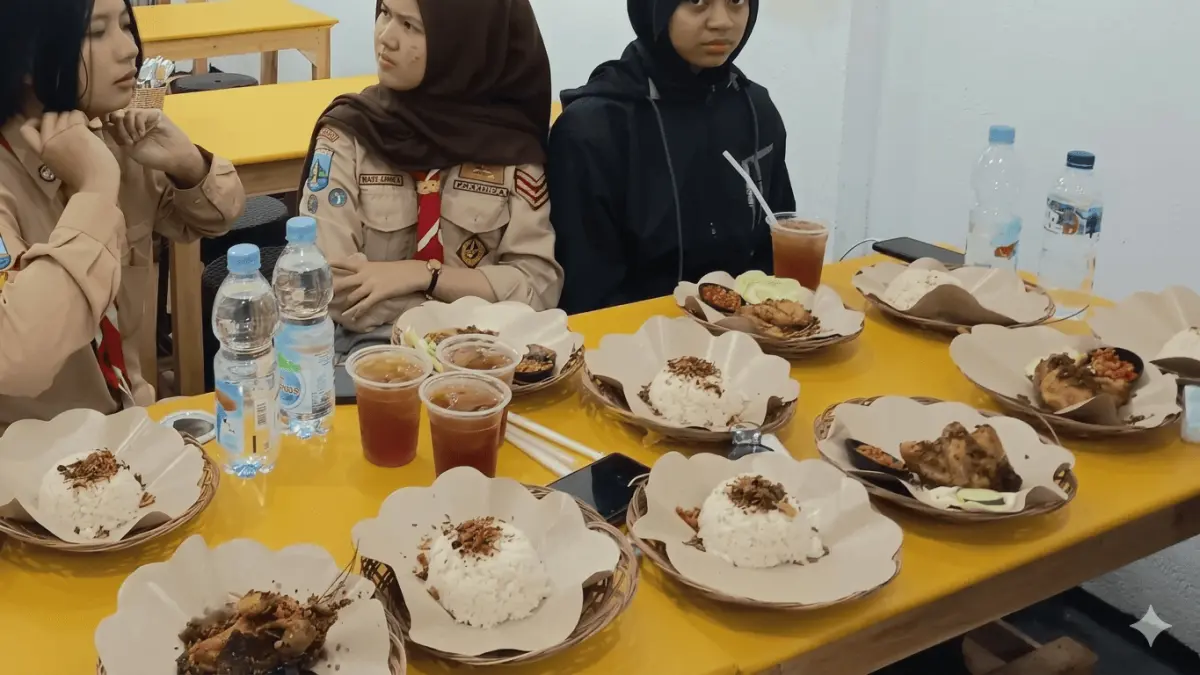 Pengunjung oseng daging pak kumis dengan suasana santai. (Rami / Google Maps)