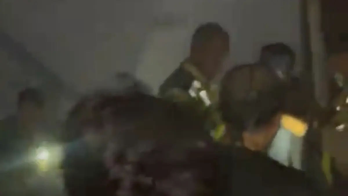 Petugas keamanan dibantu mahasiswa memadamkan api yang menyambar ruang mesin gedung Polinema, Senin (11/5). (Tangkapan layar TikTok @aychill)