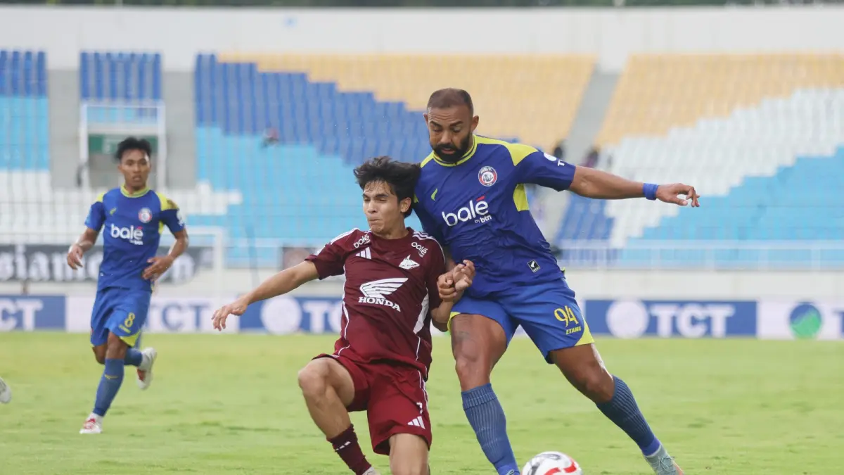 PUNYA MOMENTUM: Dalberto Luan Belo (kanan) berusaha melewati PSM Makassar Victor Dethan dalam laga BRI Super League di Stadion Kanjuruhan, 9 Mei lalu. (foto: Darmono/Radar Malang)