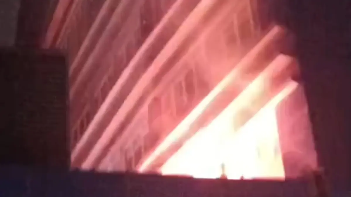 Rekaman api membakar ruang mesin gedung Polinema pada Senin (11/5) malam. (warganet TikTok)