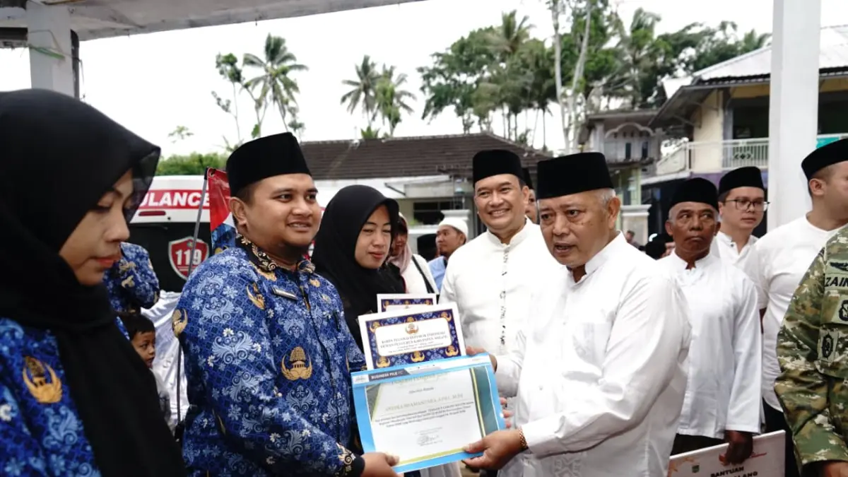 SEMANGAT: Didampingi Sekretaris Daerah (Sekda) Kabupaten Malang Budiar Anwar yang juga menjabat Ketua Dewan Pengurus Korpri Kabupaten Malang, Bupati Malang Sanusi memberi penghargaan kepada sejumlah ASN. 
