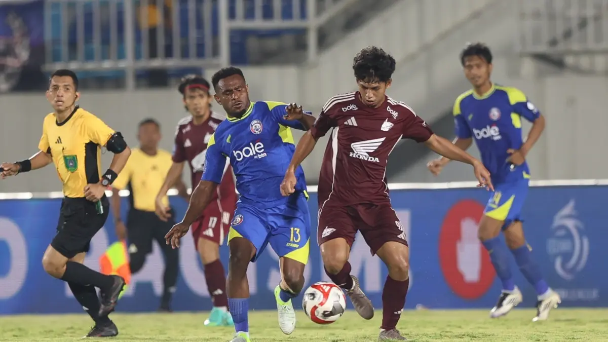 SIAPKAN ANTISIPASI: Samuel Balinsa (kiri) berusaha merebut bola dari pemain PSM Makassar Ananda Raehan dalam laga BRI Super League pekan ke-32 di Stadion Kanjuruhan, 9 Mei lalu. (foto: Darmono/Radar Malang)