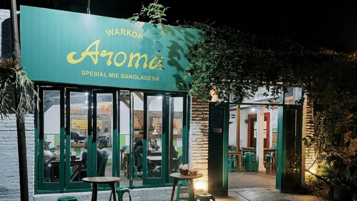 Warkop Aroma di malam hari. (Emeraldo / Google Maps)