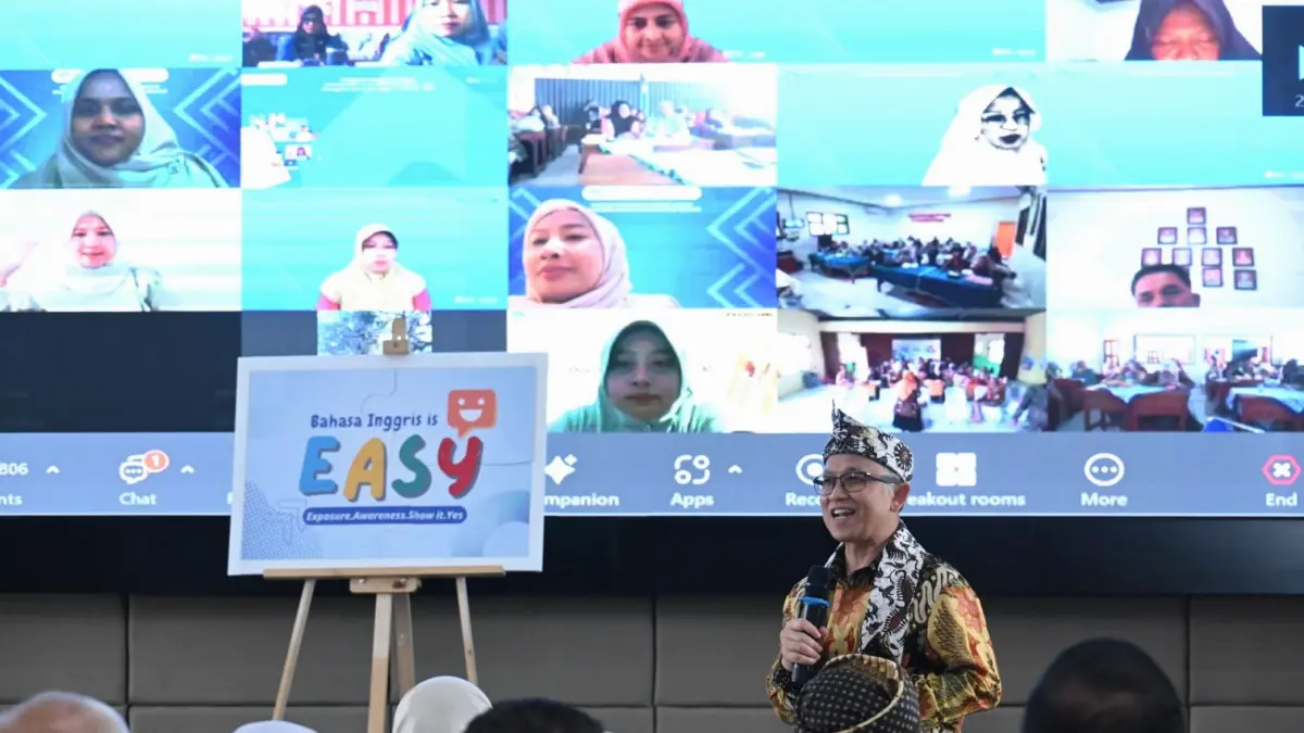 WUJUDKAN PENIDIDKAN BERMUTU: Atip Latipulhayat memberikan pengarahan terkait tahap awal peluncuran program Peningkatan Kompetensi Guru Sekolah Dasar Mengajar Bahasa Inggris (PKGSD-MBI). (Dok. Kemendikdasmen)