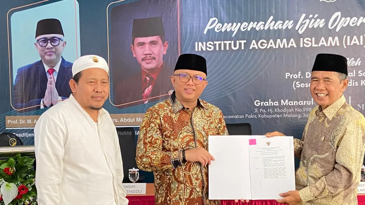 KOMITMEN BERSAMA : Sesditjen Pendis Kemenag RI, Prof Dr M. Arskal Salim GP Mag (tengah) menyerahkan izin operasional dari Kemenag RI kepada Rektor IAI Asy-Syadzili Drs H. Abdul Mujib Syadzili MSi yang didampingi Ketua Yayasan Pendidikan dan Sosial Asy-Syadzili Romo KH. Abdul Mun
