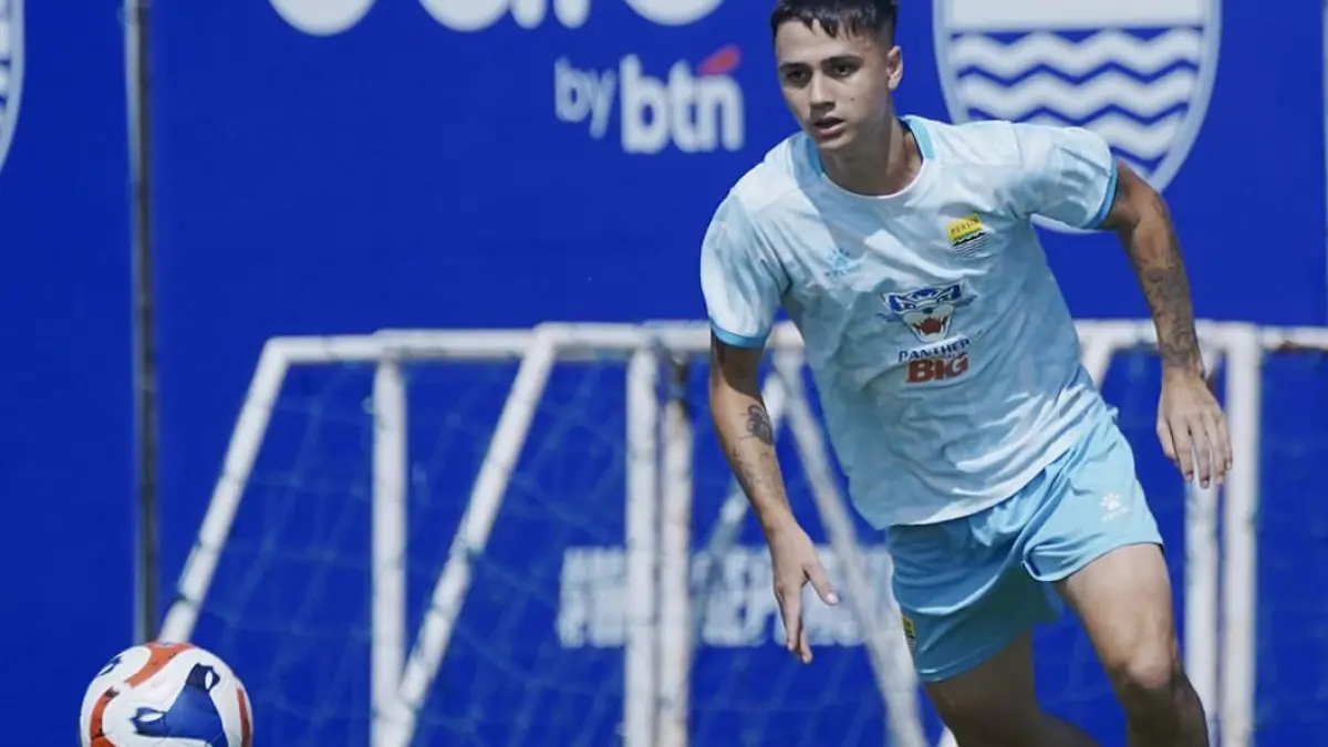 Asah tajam di lapangan, pertahankan puncak! Persib Bandung tengah menjalani sesi latihan jelang pekan ke-33 BRI Super League 2025/2026. (Instagram @persib)