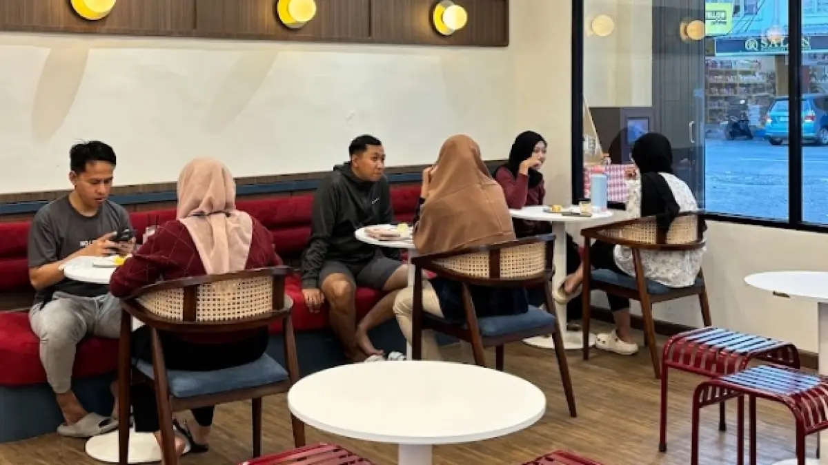 COZY: Suasana di Sweet Layers by Laras yang jadi tren nongkrong anak muda Malang.