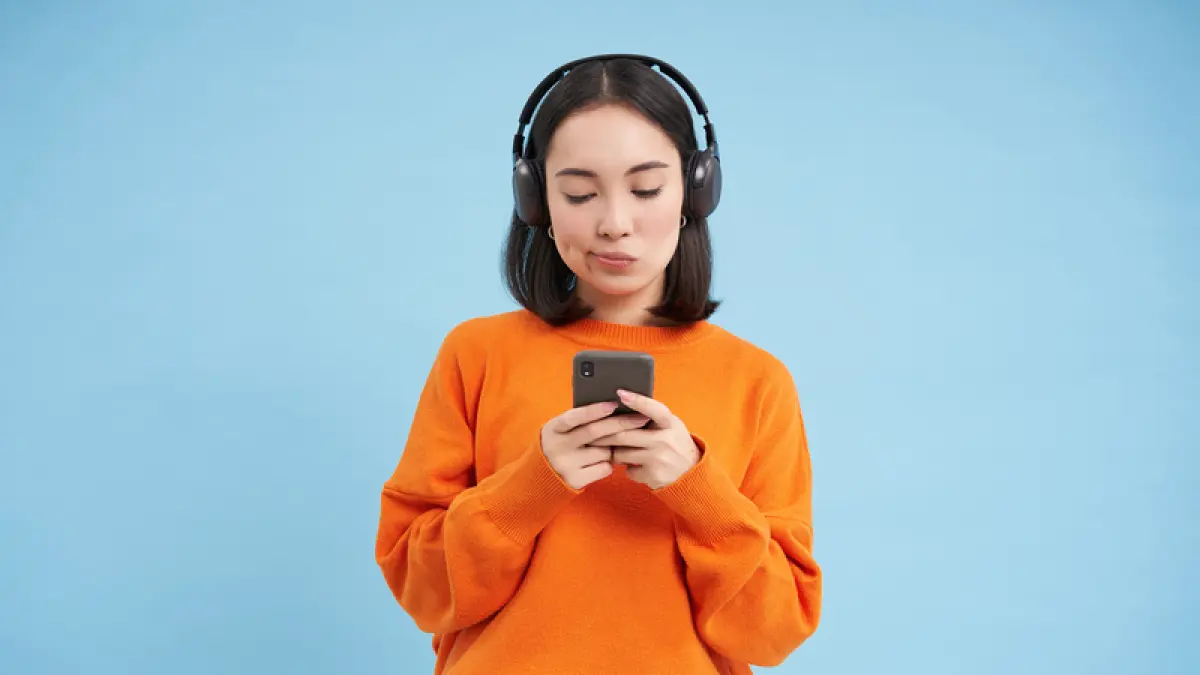 Curhat di media sosial jadi cara baru mencari ruang aman untuk didengar di era digital. (Freepik).