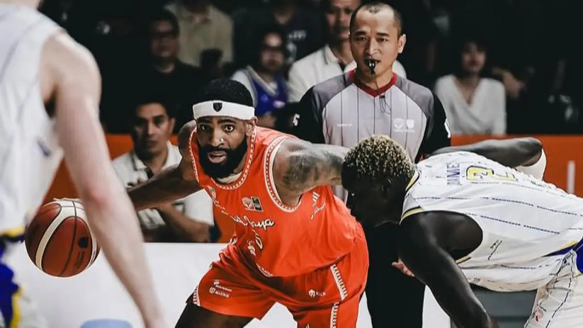 Drama kemenangan di menit akhir! Pelita Jaya Jakarta memastikan status sebagai raja musim reguler IBL 2026 usai menaklukkan rival abadi Satria Muda Bandung dengan skor 67-63 di PJ Arena, Minggu (10/5/2026). (Instagram @pelitajayabasketball)
