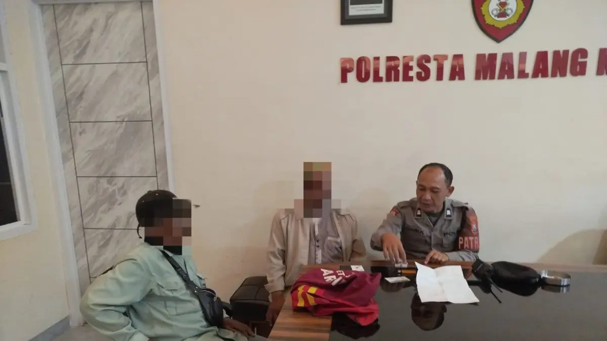 Dua jukir di Jalan Trunojoyo diamankan polisi setelah memberikan karcis fotokopian. (Humas Polresta Malang Kota for Radar Malang)