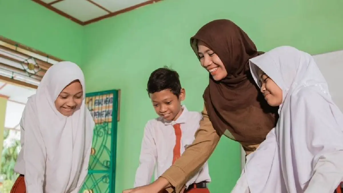 Ilustrasi guru sedang menjelaskan materi kepada peserta didik penerima PIP. (Pinterest)