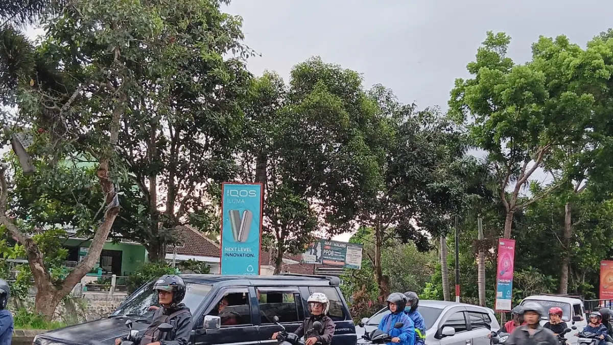 Kendaraan melintas di Jalan Raya Talangagung, Kepanjen turut menyumbang sektor pajak.