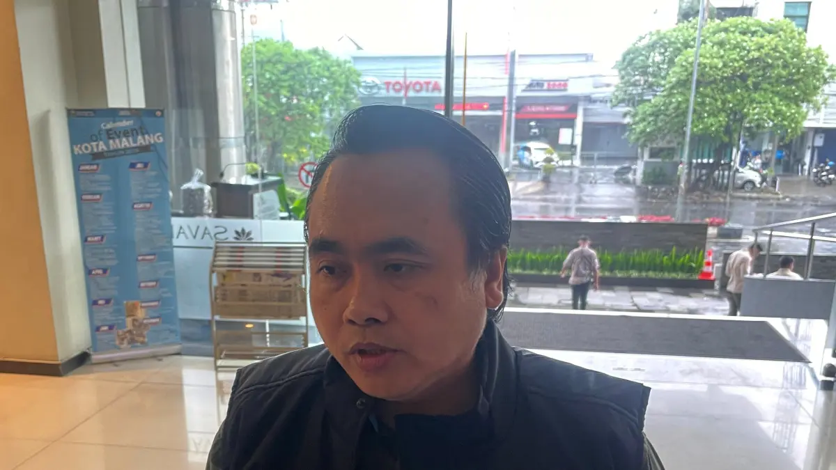 Kepala Disnaker-PMPTSP Kota Malang Arif Tri Sastyawan mengajak masyarakat ikut mengawasi toko minol. (Andika Satria Perdana/Radar Malang)